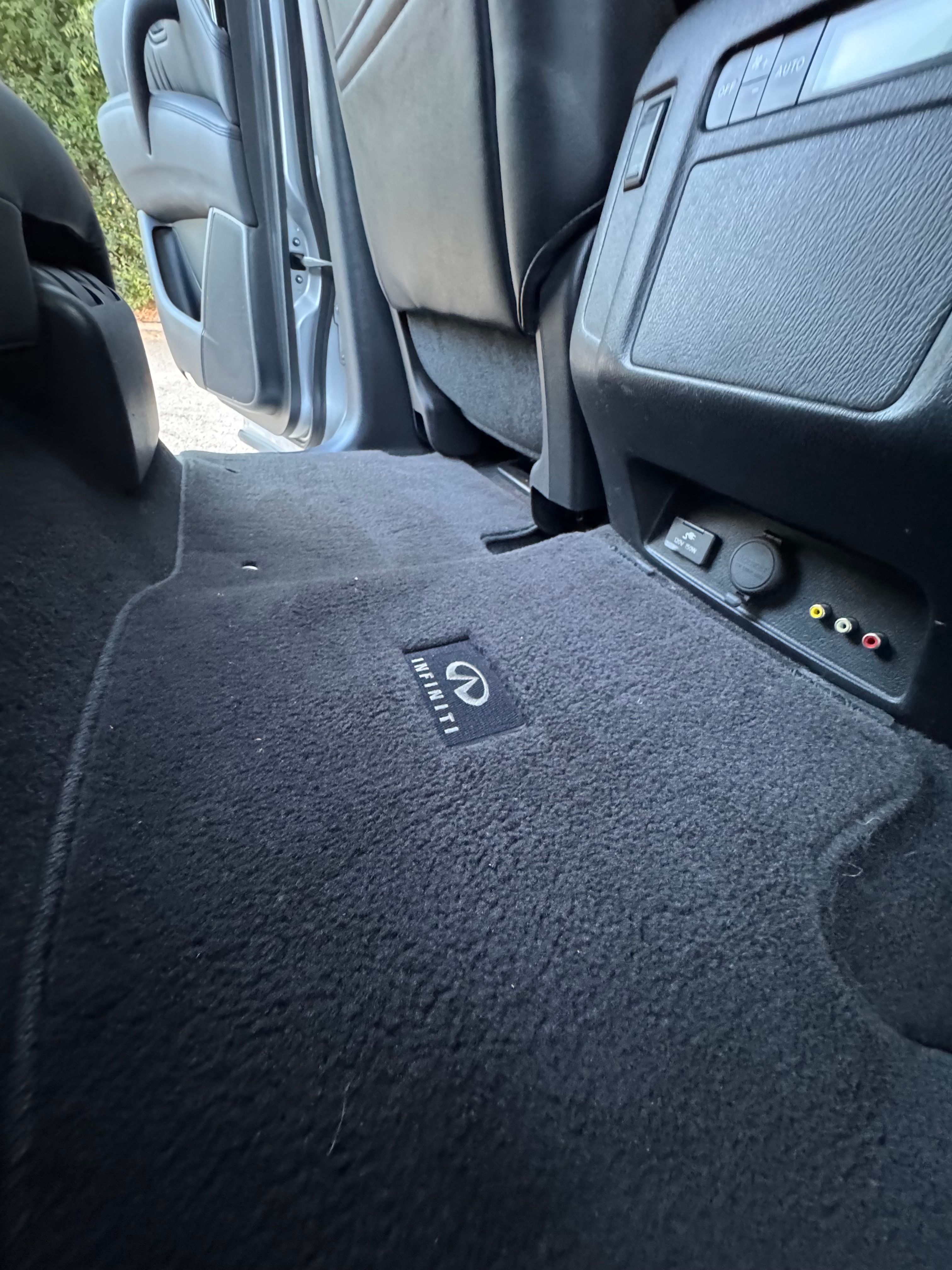 Used 2011 INFINITI QX56 2WD w/ Deluxe Touring Pkg image 9