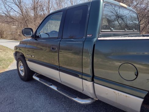 Used 2001 Dodge Ram 2500 Truck 2WD Quad Cab image 2