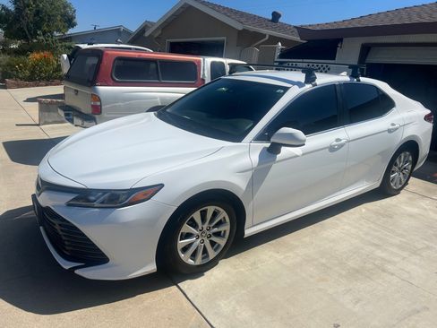 Used 2020 Toyota Camry LE image 1