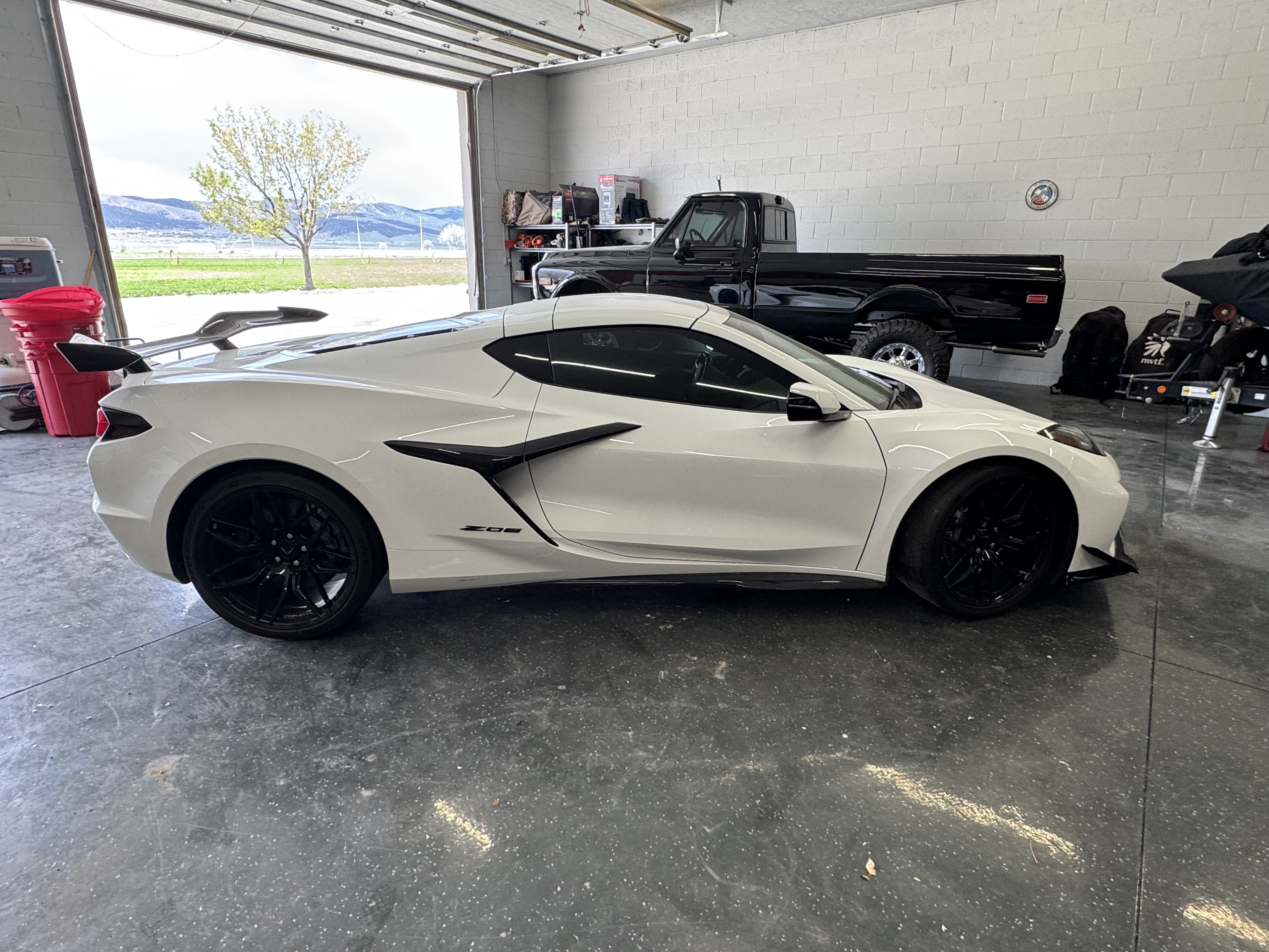 Used 2023 Chevrolet Corvette Z06 w/ Z07 Performance Package RWD image 4