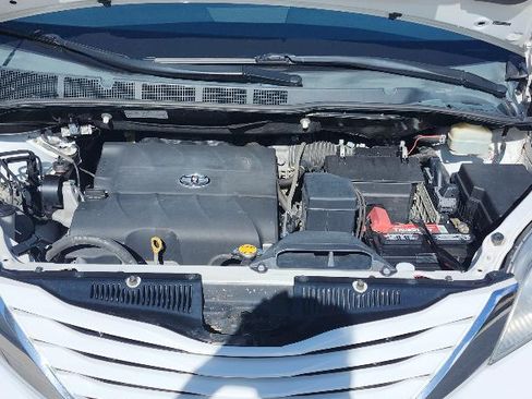 Used 2015 Toyota Sienna LE image 24