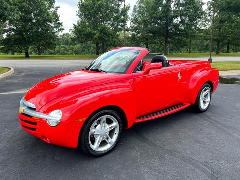 Used 2005 Chevrolet SSR w/ Preferred Equipment Group image 5