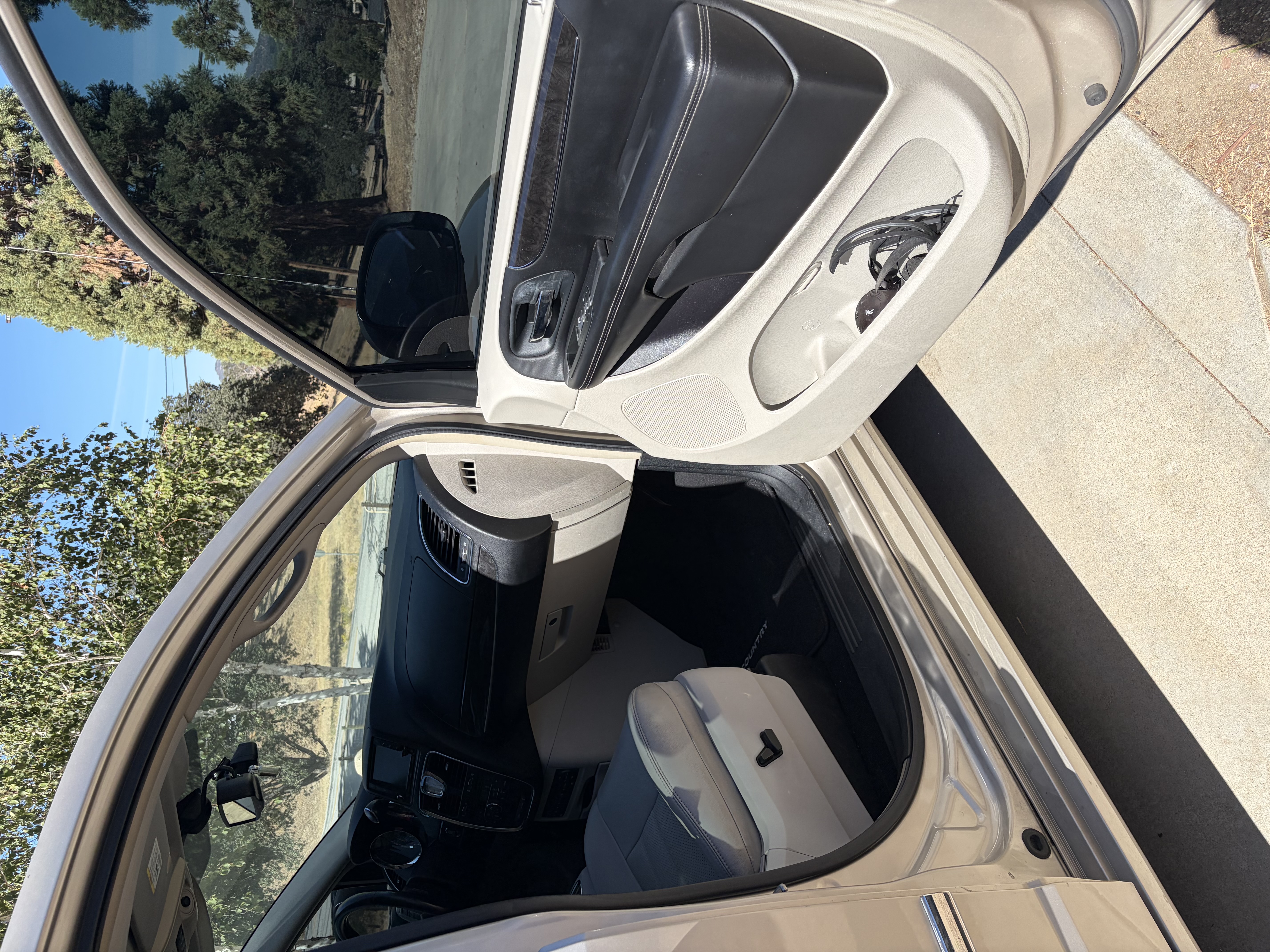 Used 2013 Chrysler Town & Country Touring-L w/ Entertainment Group #2 FWD image 13