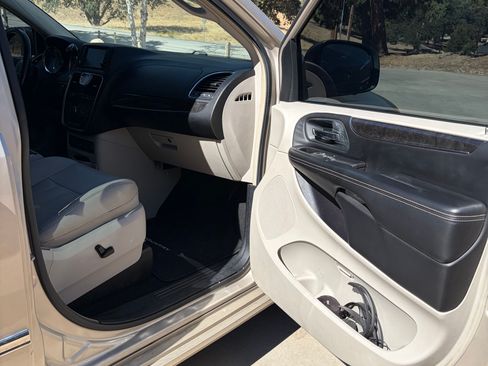 Used 2013 Chrysler Town & Country Touring-L w/ Entertainment Group #2 FWD image 13