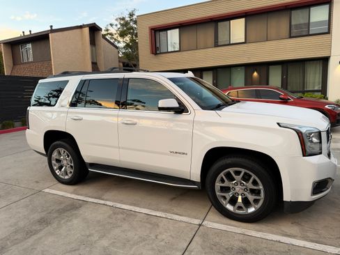 Used 2020 GMC Yukon SLT w/ Open Road Package RWD image 1