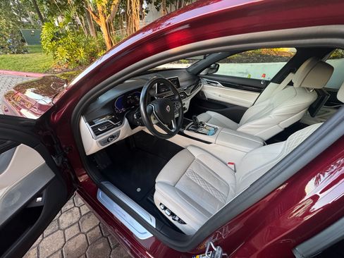 Used 2022 BMW ALPINA B7 xDrive w/ Luxury Rear Seating Package image 11