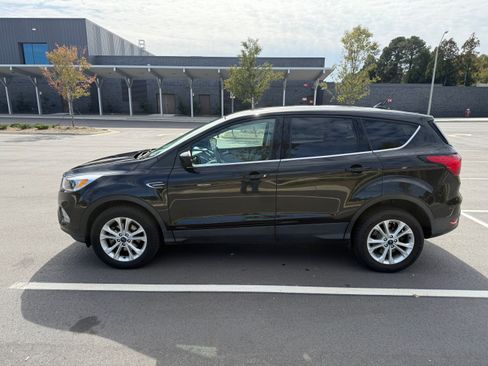 Used 2019 Ford Escape SE image 2