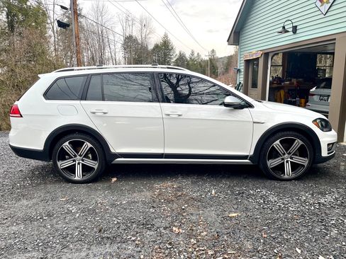 Used 2018 Volkswagen Golf Alltrack S image 6