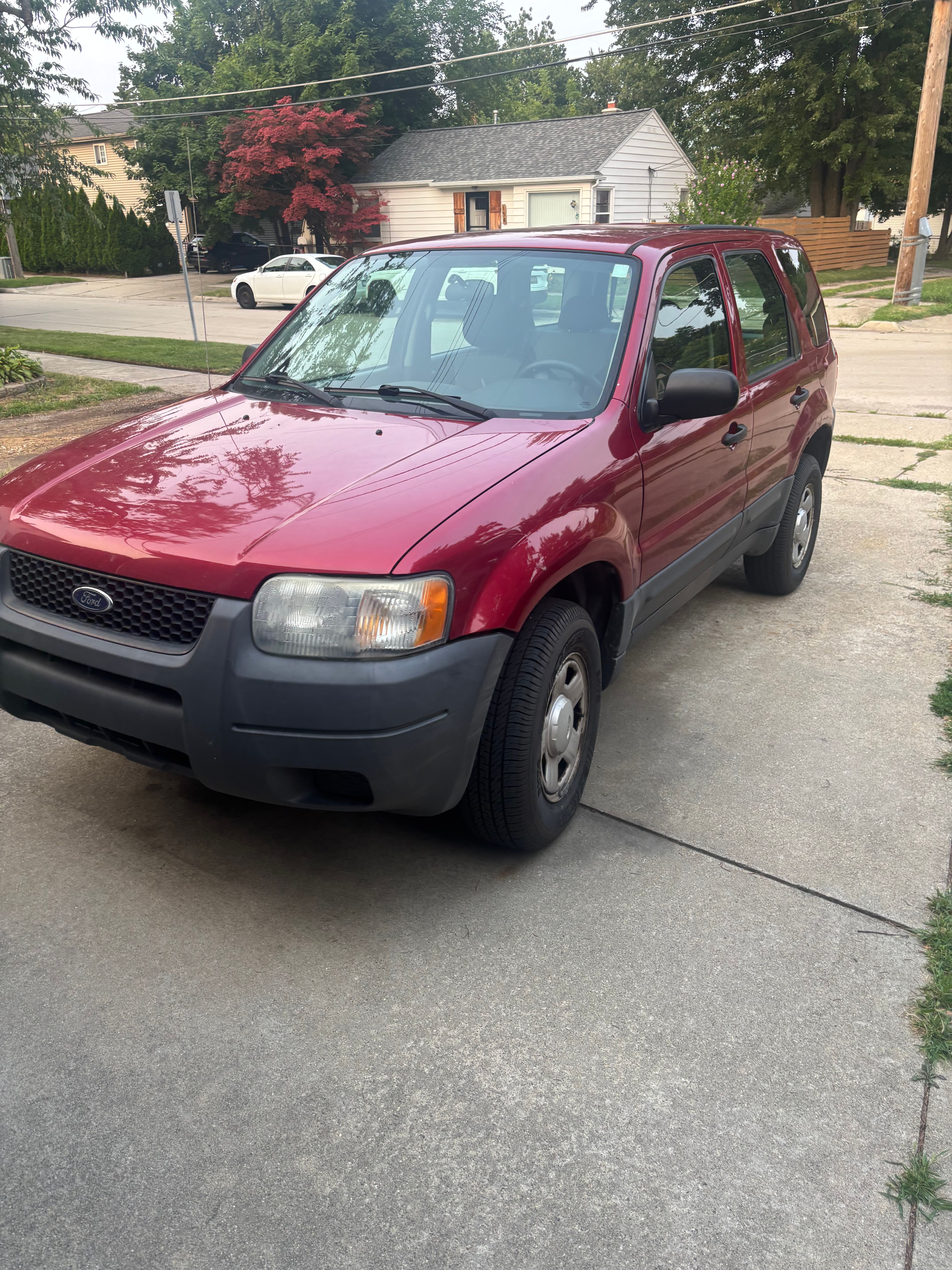 Used 2004 Ford Escape XLS AWD/4WD image 2