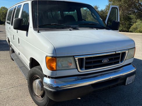 Used 2004 Ford E-350 and Econoline 350 XLT image 2