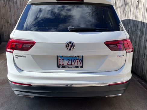 Used 2020 Volkswagen Tiguan SE w/ Panoramic Sunroof Package image 6