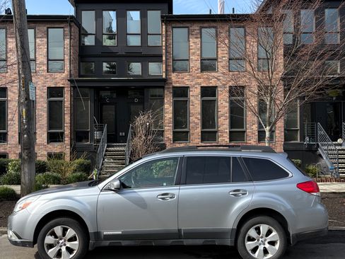 Used 2011 Subaru Outback 2.5i Limited image 2