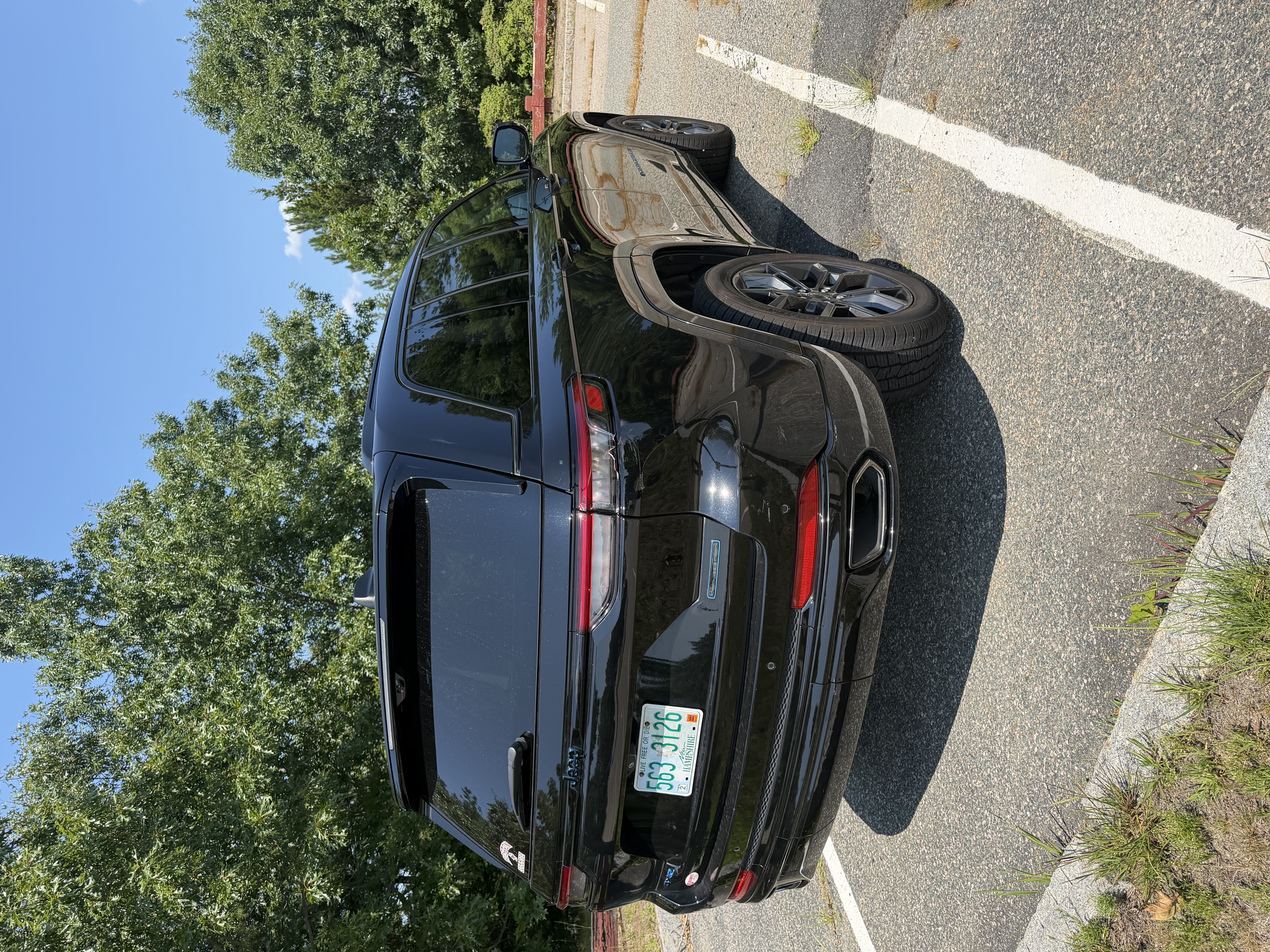Used 2023 Jeep Grand Cherokee 30th Anniversary AWD/4WD image 8