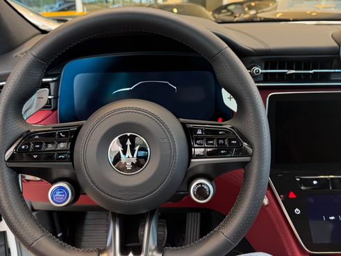 Used 2025 Maserati Grecale Modena image 5