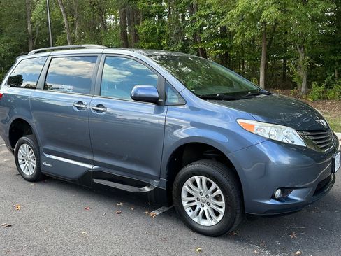 Used 2017 Toyota Sienna XLE image 6