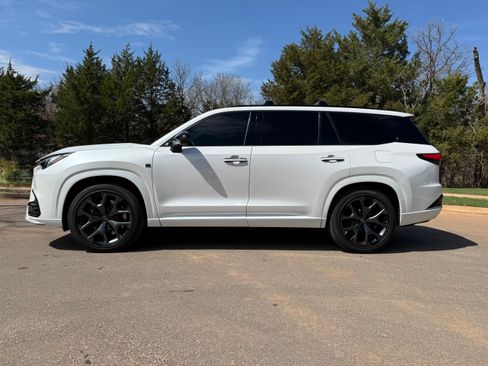 Used 2025 Lexus TX 500h AWD w/ Technology Package image 4