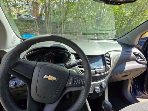 Used 2017 Chevrolet Trax LS AWD/4WD image 9