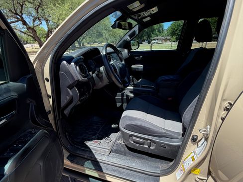 Used 2020 Toyota Tacoma TRD Off-Road AWD/4WD image 6