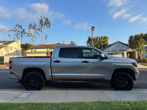 Used 2014 Toyota Tundra Limited w/ Limited Premium Package AWD/4WD image 4