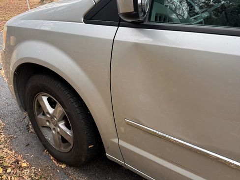 Used 2010 Dodge Grand Caravan SXT image 11