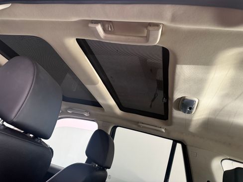 Used 2011 Land Rover LR2 HSE image 12