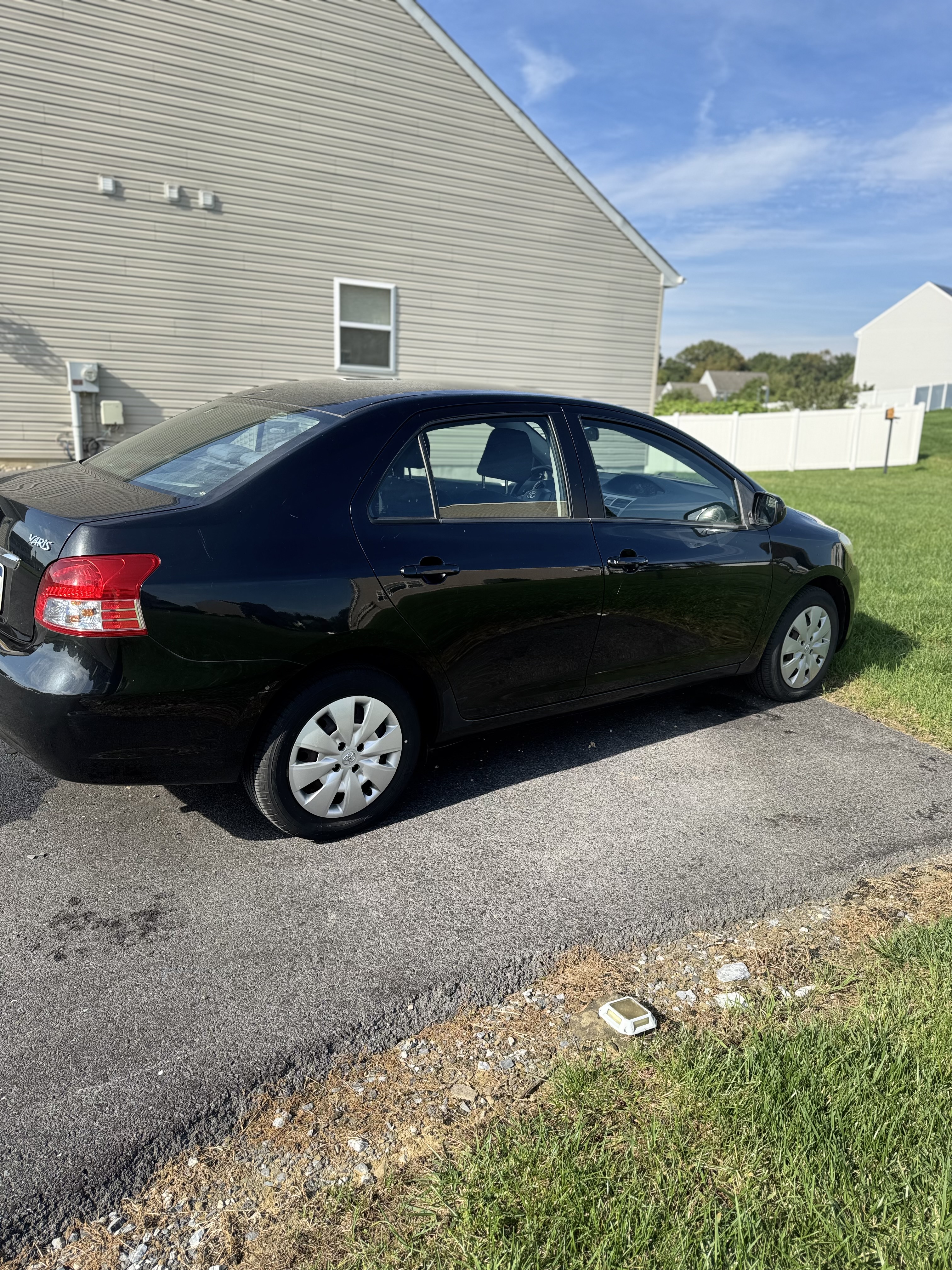 Used 2010 Toyota Yaris Sedan w/ Convenience Pkg FWD image 5