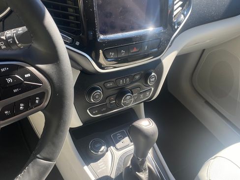 Used 2019 Jeep Cherokee Limited w/ Technology Group image 11