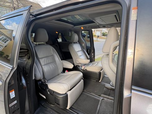 Used 2016 Toyota Sienna Limited Premium image 8