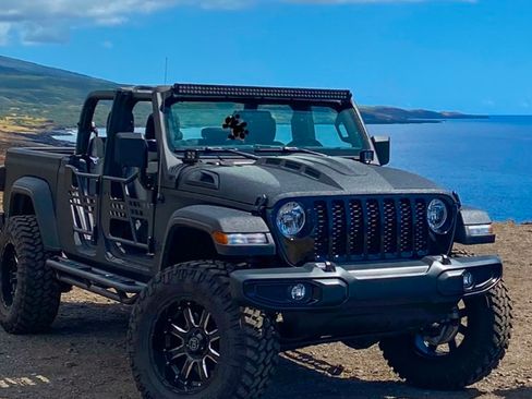 Used 2021 Jeep Gladiator Sport image 1