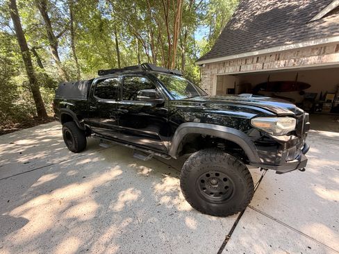 Used 2017 Toyota Tacoma TRD Off-Road w/ Premium & Technology Package AWD/4WD image 5
