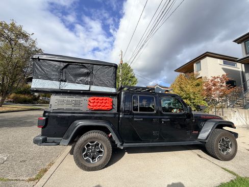 Used 2022 Jeep Gladiator Rubicon w/ LED Lighting Group image 2