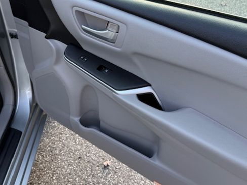 Used 2015 Toyota Camry LE image 12