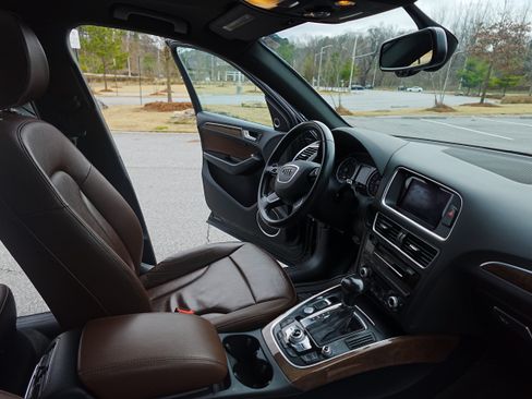 Used 2017 Audi Q5 2.0T Premium Plus w/ Technology Package image 12