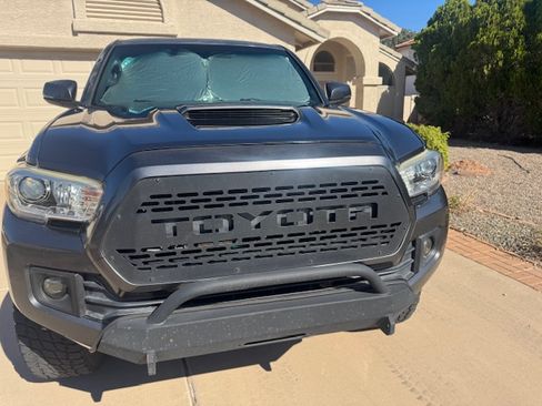 Used 2016 Toyota Tacoma TRD Off-Road image 10