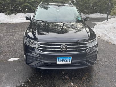 Used 2024 Volkswagen Tiguan SE w/ Panoramic Sunroof Package
