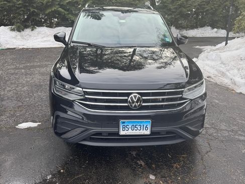 Used 2024 Volkswagen Tiguan SE w/ Panoramic Sunroof Package image 1