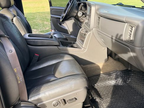 Used 2005 GMC Sierra 2500 SLT w/ Heavy-Duty Power Package image 24