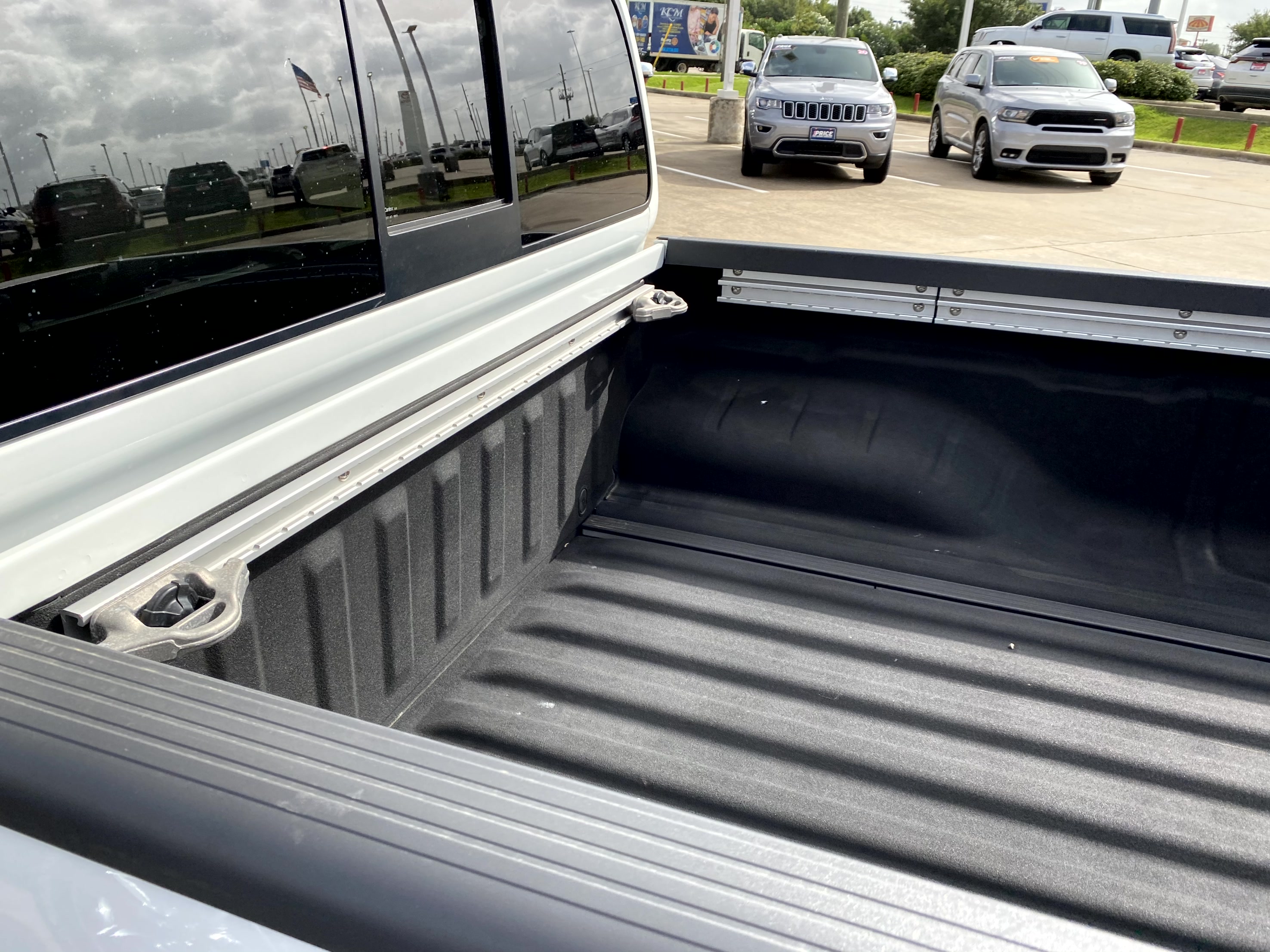 Used 2018 Nissan Frontier SV w/ Value Truck Package RWD image 8