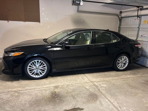 Used 2019 Toyota Camry XLE w/ Navigation Package FWD image 11