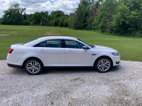 Used 2018 Ford Taurus Limited w/ Driver Assist Package FWD image 8