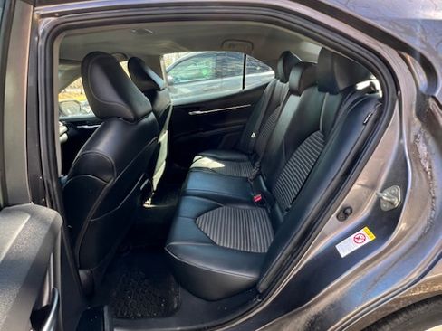 Used 2018 Toyota Camry SE image 12