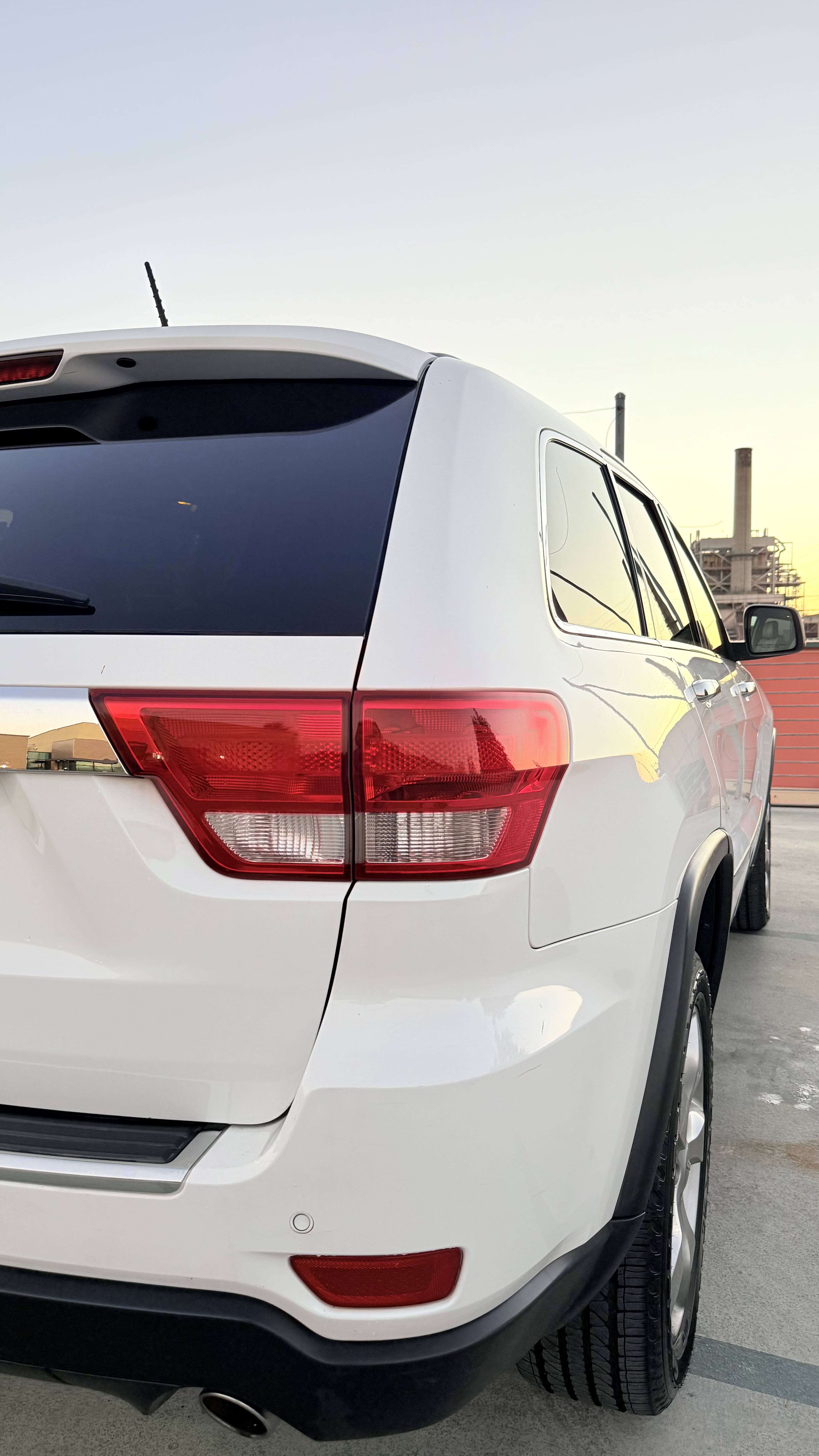 Used 2013 Jeep Grand Cherokee Overland w/ Advance Technology Group RWD image 16
