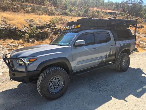 Used 2021 Toyota Tacoma TRD Off-Road w/ Technology Package image 2