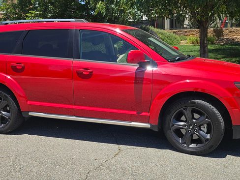 Used 2020 Dodge Journey Crossroad FWD image 2