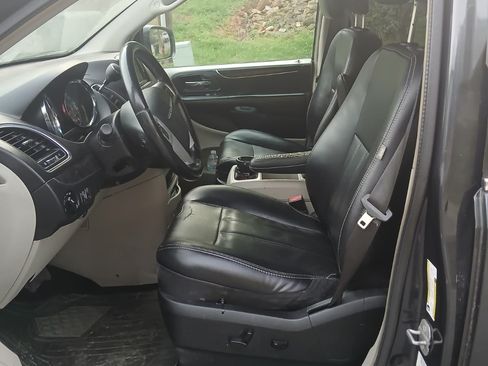 Used 2014 Chrysler Town & Country Touring image 8