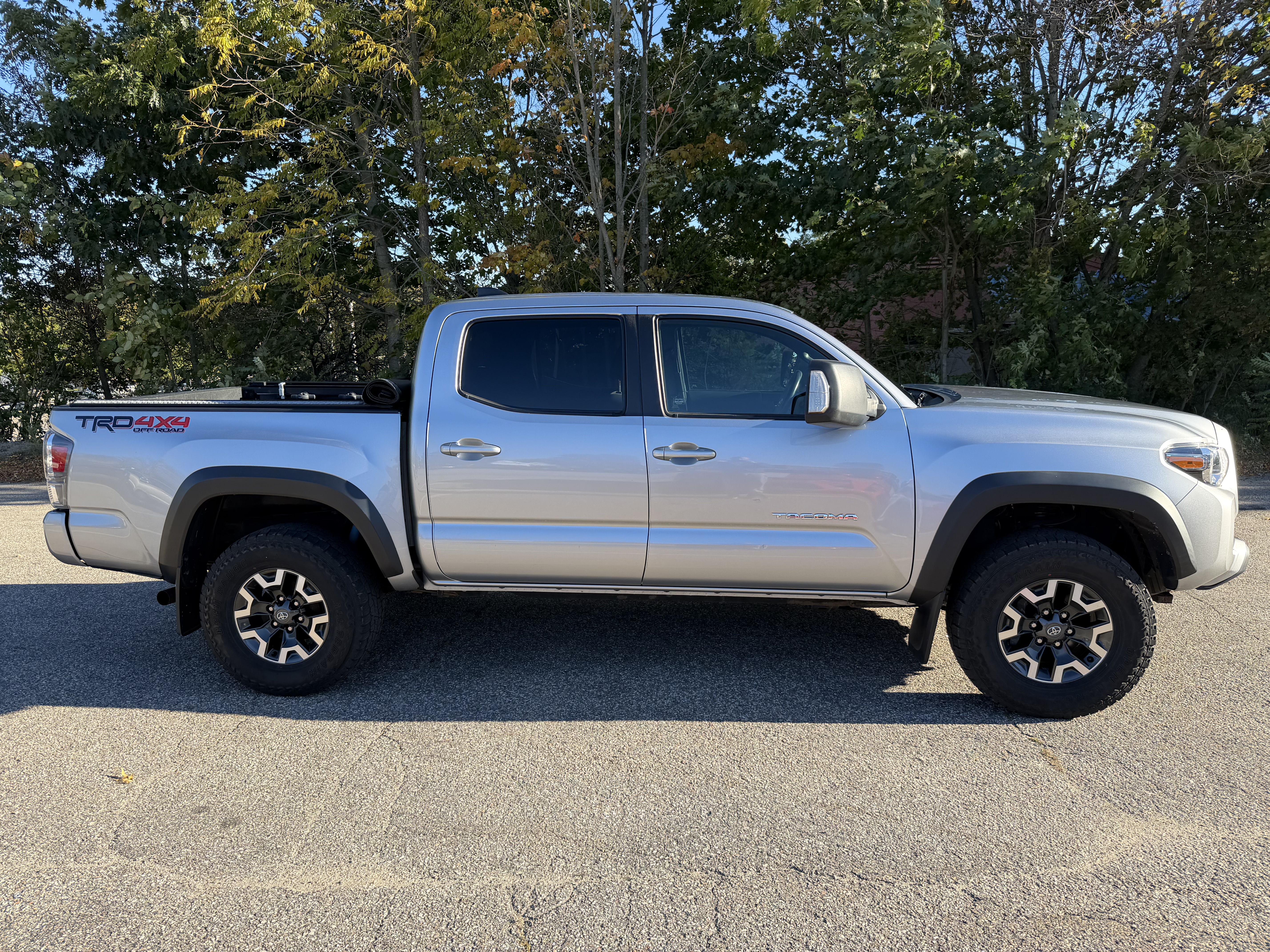 Used 2022 Toyota Tacoma TRD Off-Road w/ Technology Package AWD/4WD image 2
