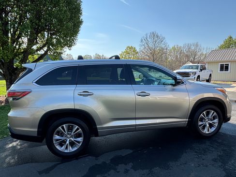 Used 2015 Toyota Highlander XLE image 1