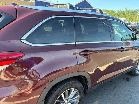 Used 2019 Toyota Highlander XLE AWD/4WD image 4