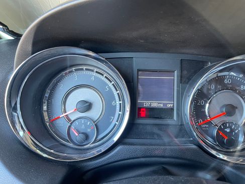 Used 2016 Chrysler Town & Country Touring image 4