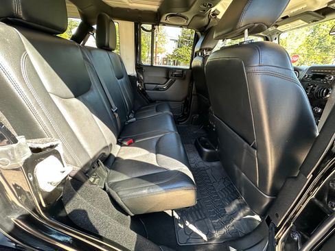 Used 2014 Jeep Wrangler Unlimited Sahara image 15